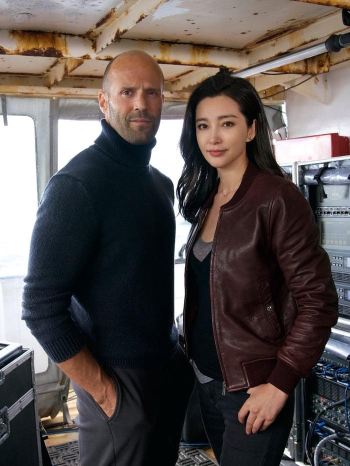 meg-first-look-image-jason-statham-v-shark