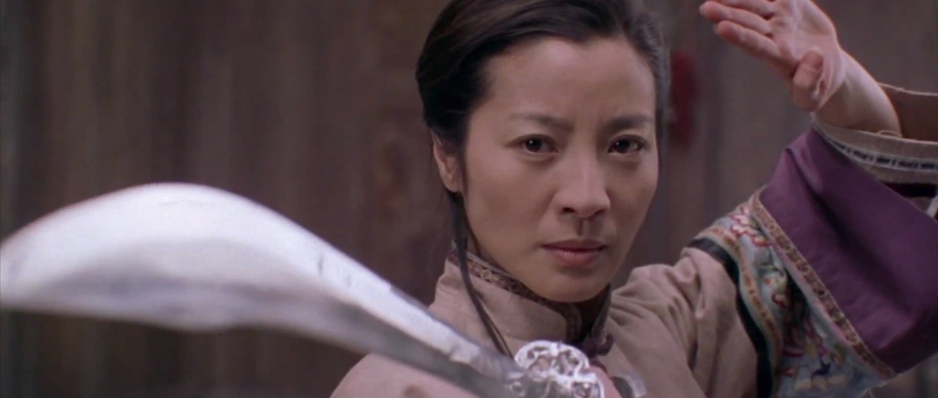 michelle-yeoh-as-yu-shu-lien-in-crouching