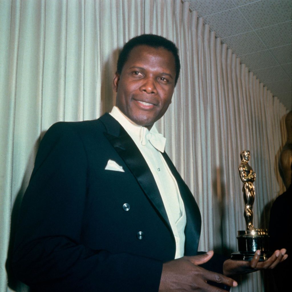 پوآتیه با جایزه اسکار بهترین بازیگر مرد برای فیلم «زنبق‌های مزرعه».