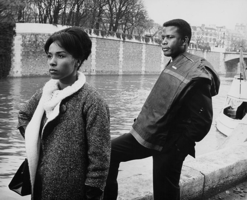 پوآتیه در صحنه‌ای از فیلم «پاریس بلوز» (Paris Blues) به همراه «داین کارول» در سال ۱۹۶۱.