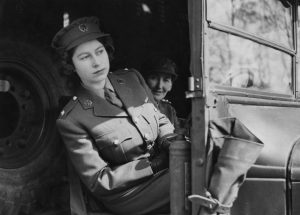 الیزابت دوم در تاریخ ۱۰ آوریل ۱۹۴۳ سوار بر یک آمبولانس در جنگ جهانی دوم