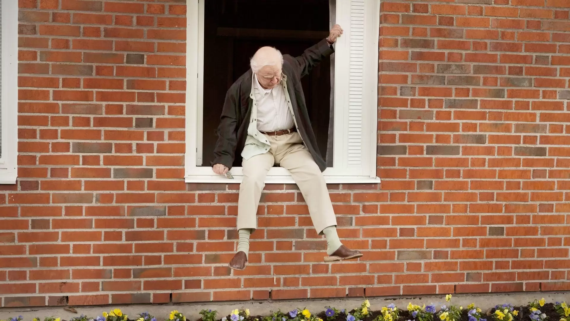 دانلود فیلم The 100-Year-Old Man Who Climbed Out the Window and Disappeared 2013 (پیرمرد صد ساله‌ای که از پنجره بیرون پرید و ناپدید شد) با زیرنویس فارسی