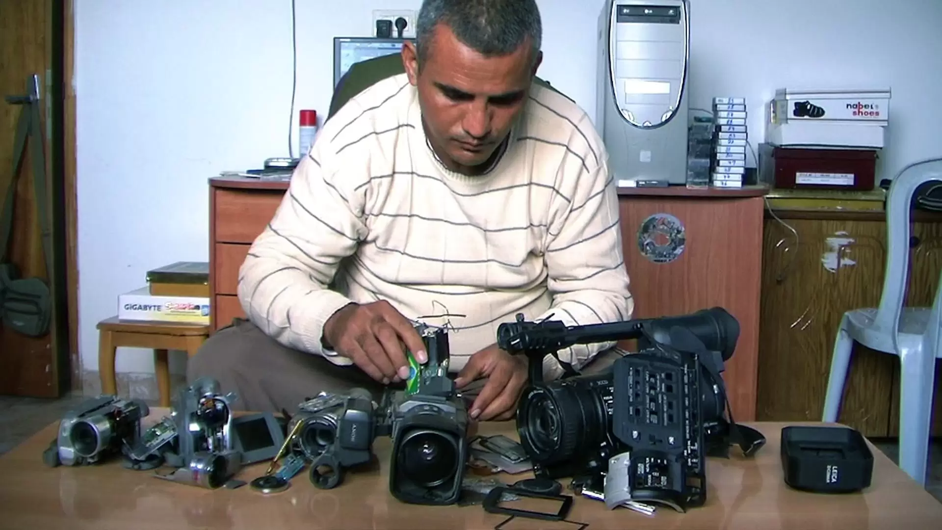 دانلود مستند Five Broken Cameras 2011 (پنج دوربین شکسته) با زیرنویس فارسی