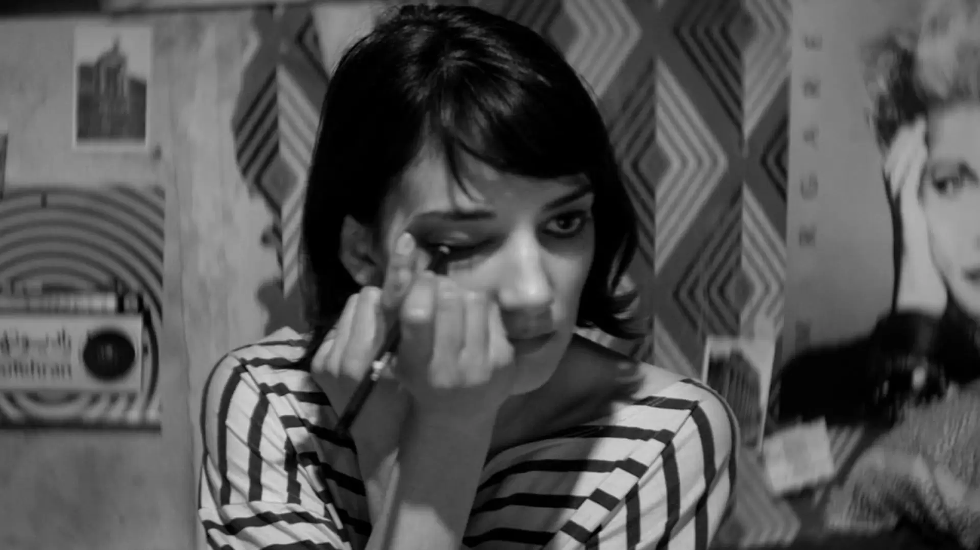 دانلود فیلم A Girl Walks Home Alone at Night 2014 (دختری در شب تنها به خانه میرود) با تماشای آنلاین