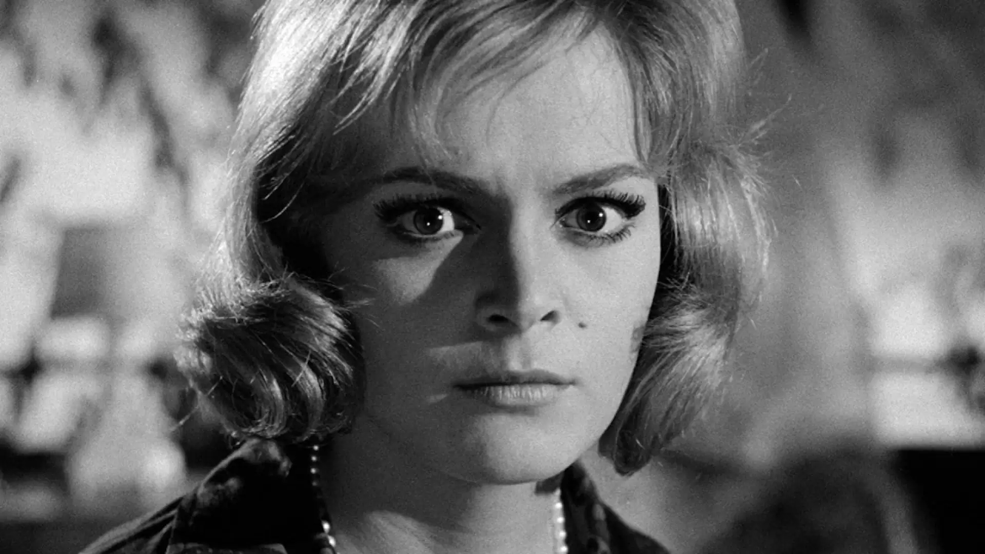 دانلود فیلم Evil Eye 1963 (دختری که زیاد می‌دانست)