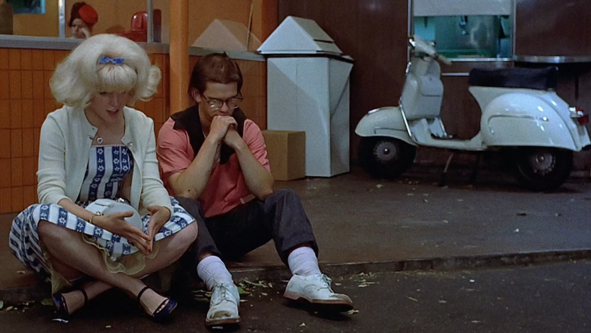 دانلود فیلم American Graffiti 1973 (دیوارنویسی آمریکایی) با زیرنویس فارسی و تماشای آنلاین