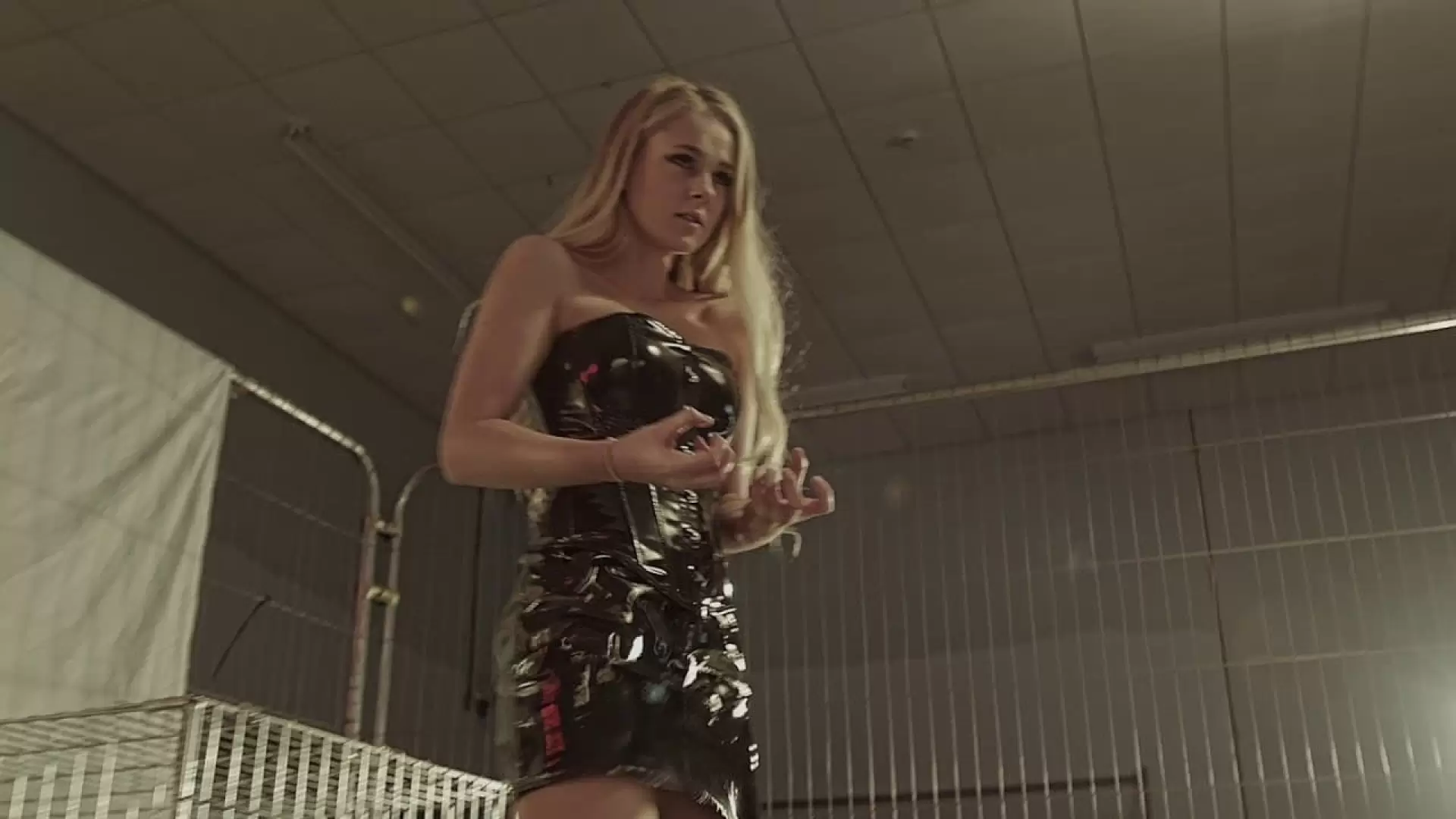 دانلود فیلم Six Hot Chicks in a Warehouse 2017