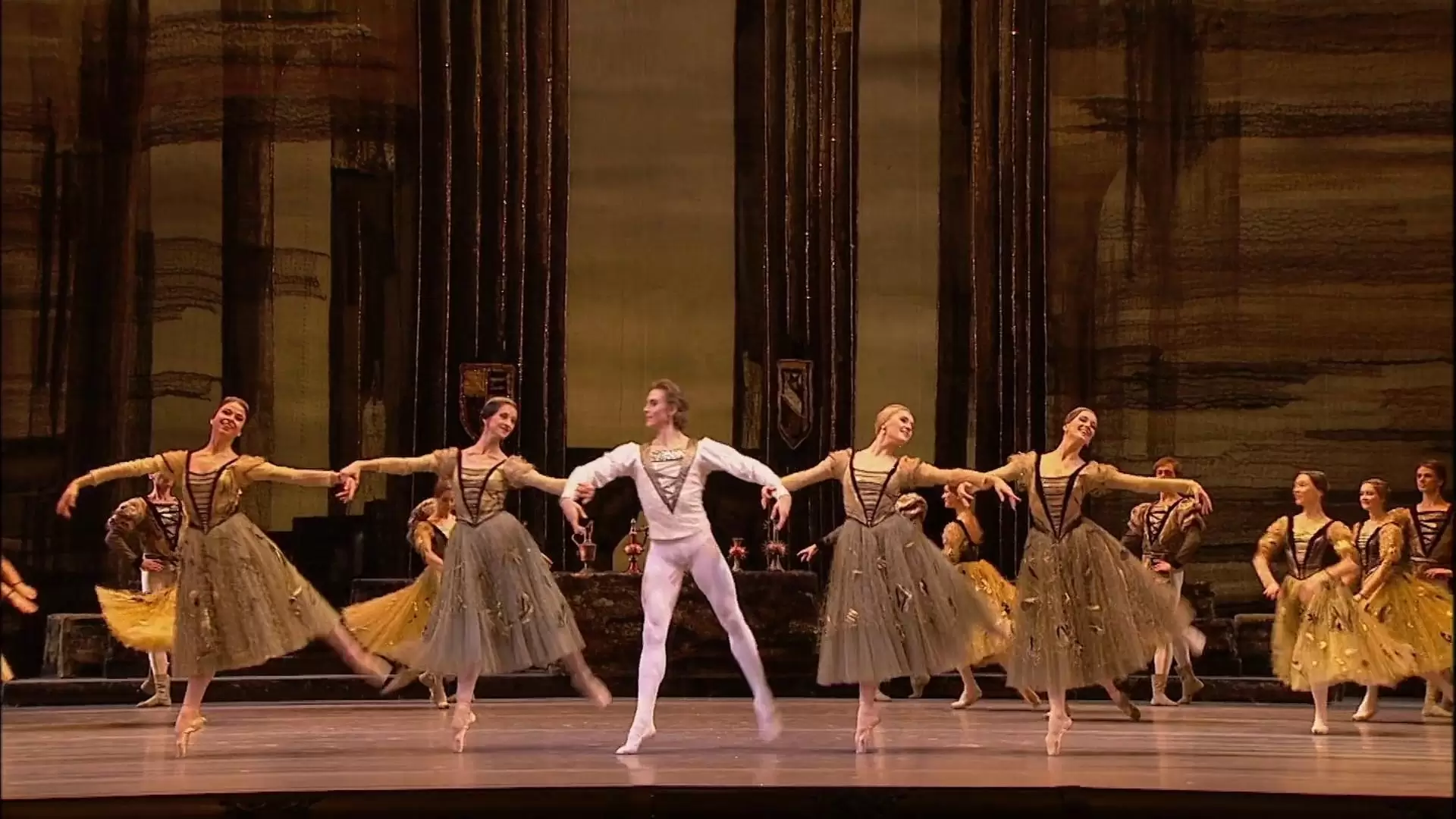 دانلود فیلم The Bolshoi Ballet: Live From Moscow – Swan Lake 2015 (باله بولشوی: زنده از مسکو - دریاچه قو)