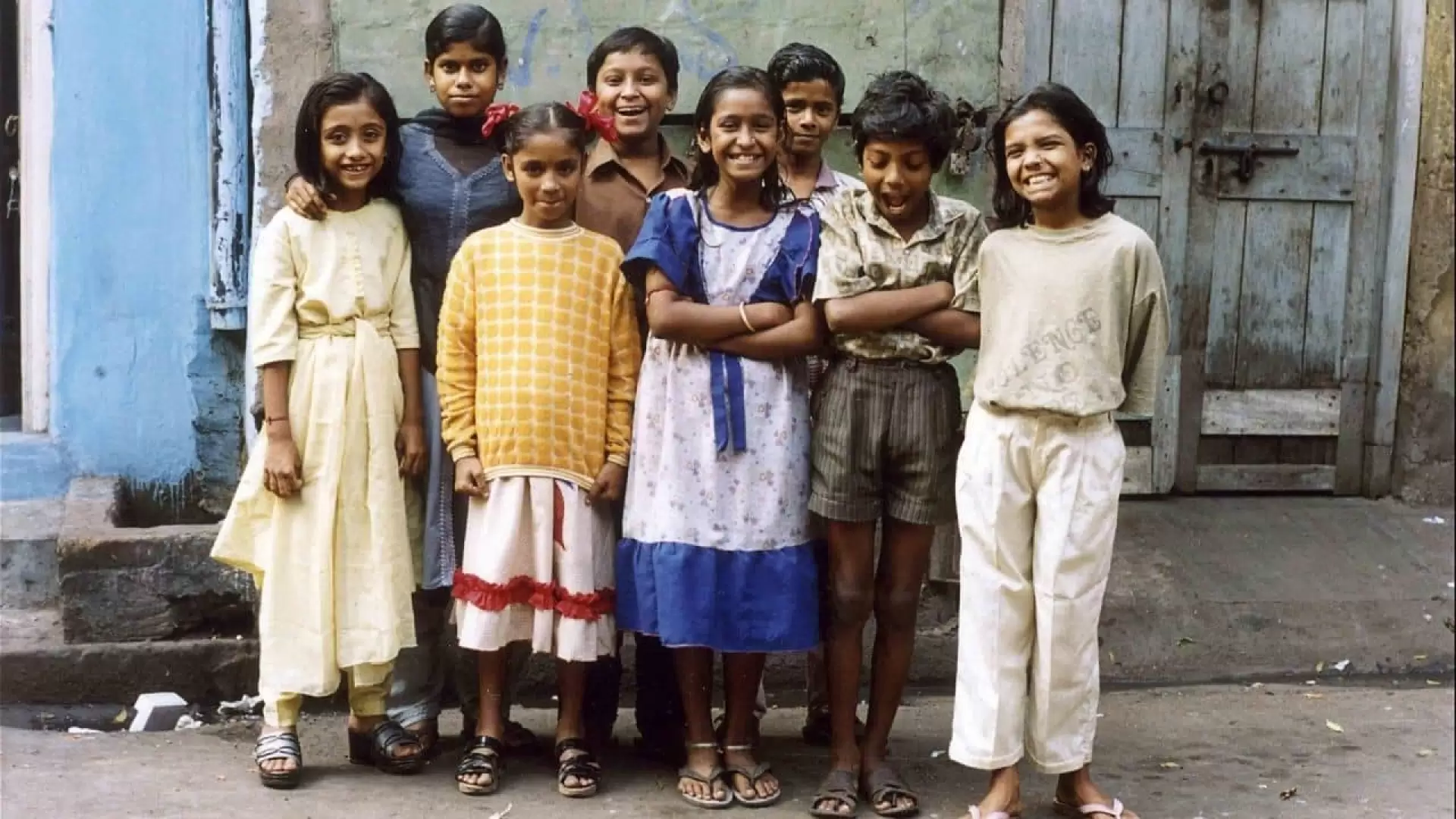 دانلود مستند Born Into Brothels: Calcutta’s Red Light Kids 2004 (تولد در فاحشه خانه ها: کودکان تن فروش کلکته)