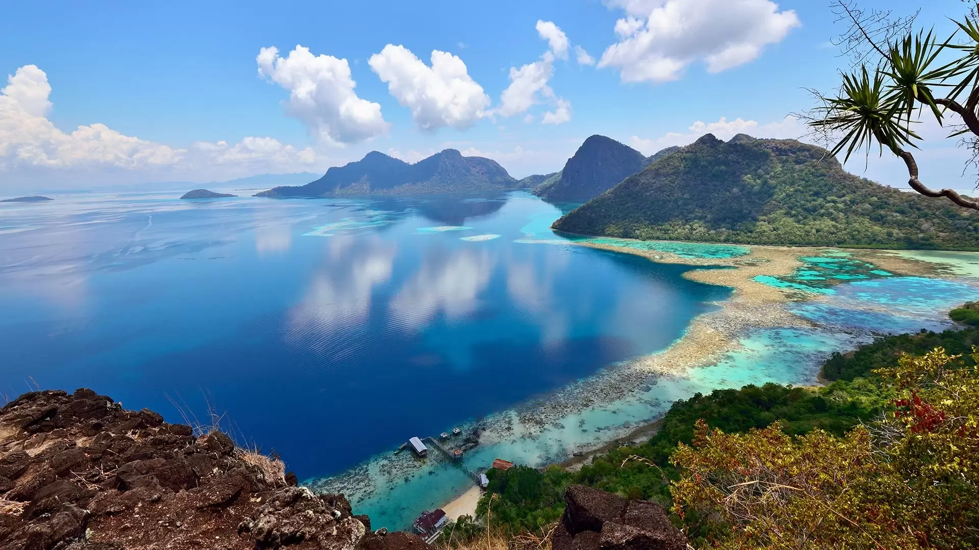 دانلود مستند Earth’s Tropical Islands 2020