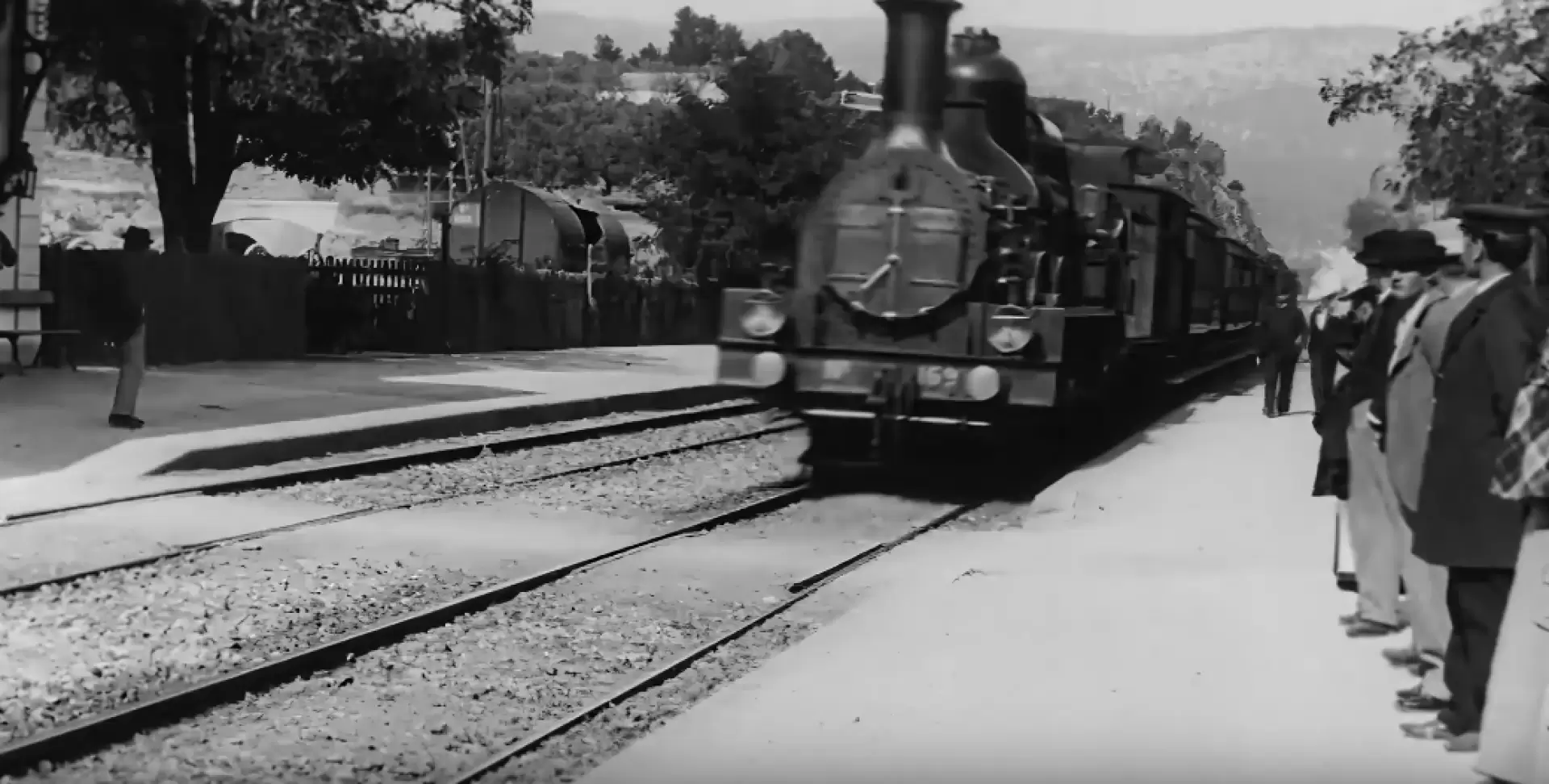 دانلود مستند The Arrival of a Train 1896 با تماشای آنلاین