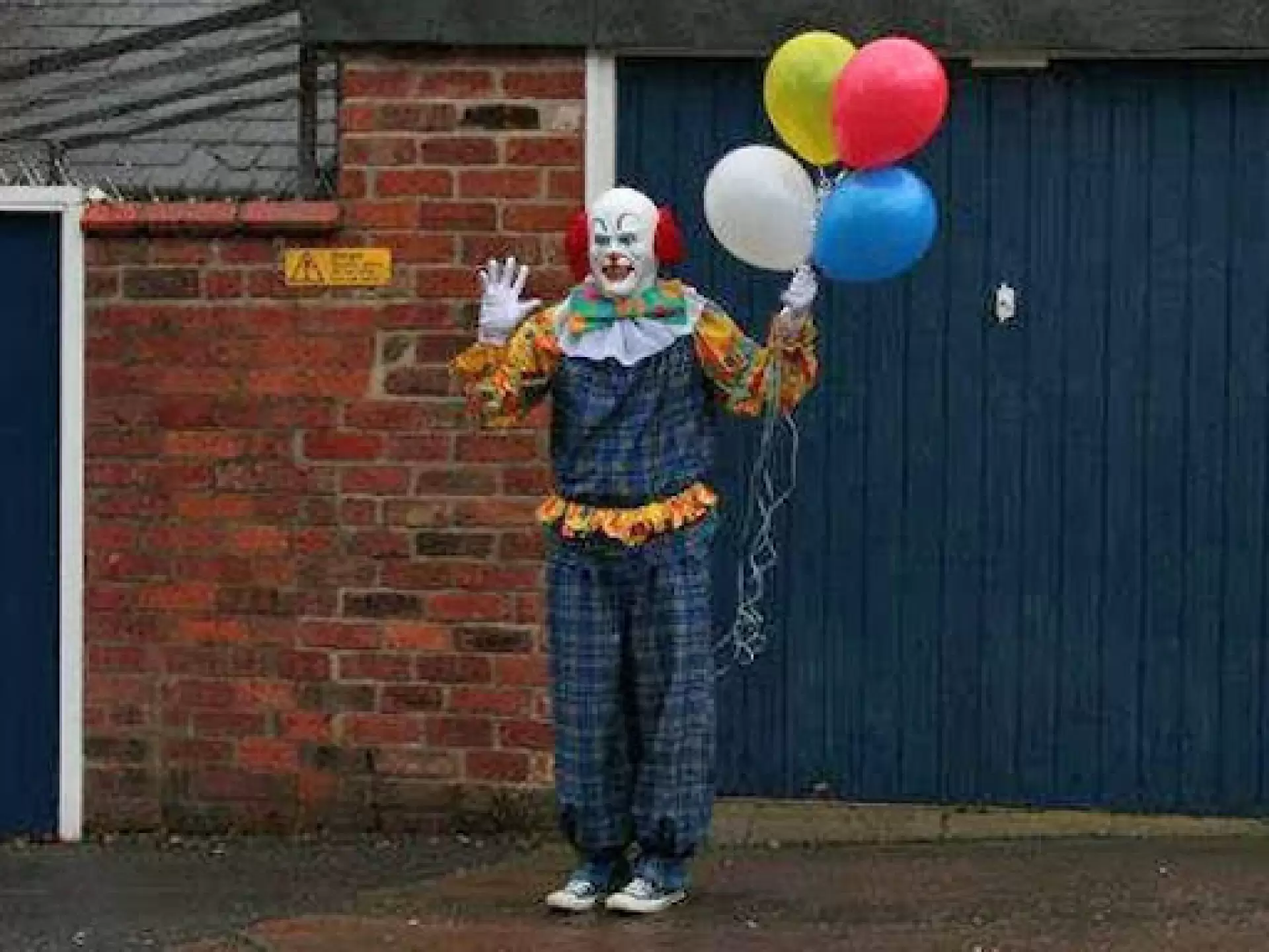 The clowns are holding balloons. Больничный клоун. Бабушка клоун.