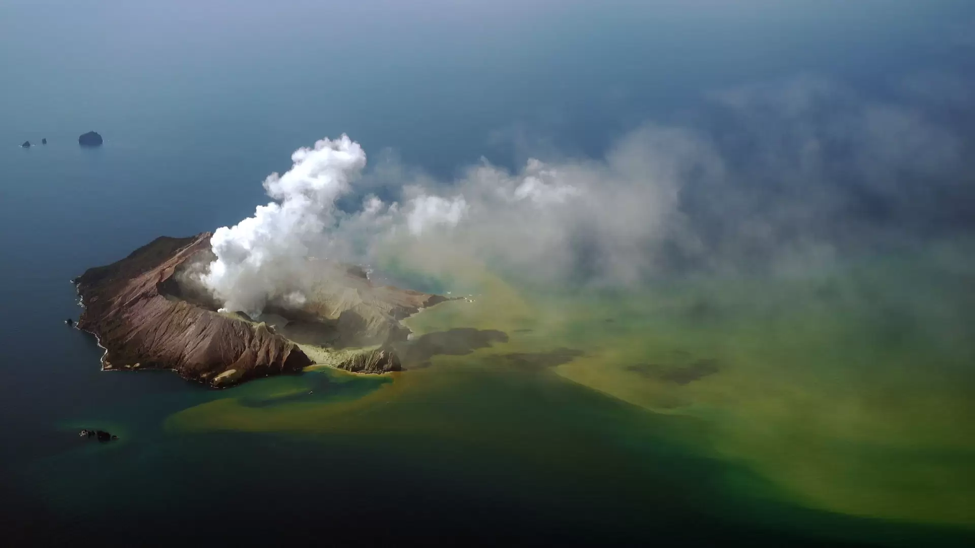 دانلود مستند The Volcano: Rescue from Whakaari 2022 با تماشای آنلاین