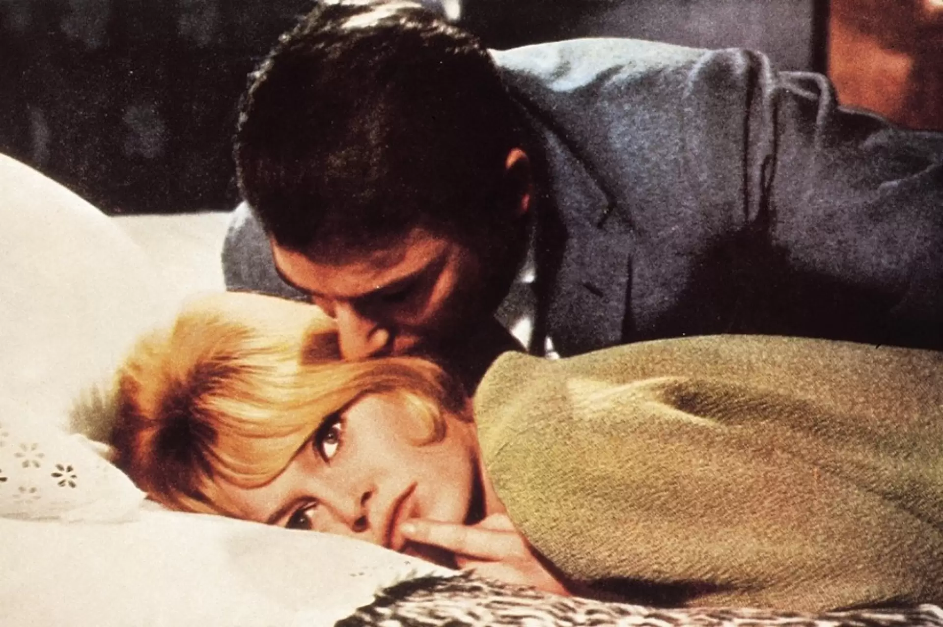 دانلود فیلم Love on a Pillow 1962