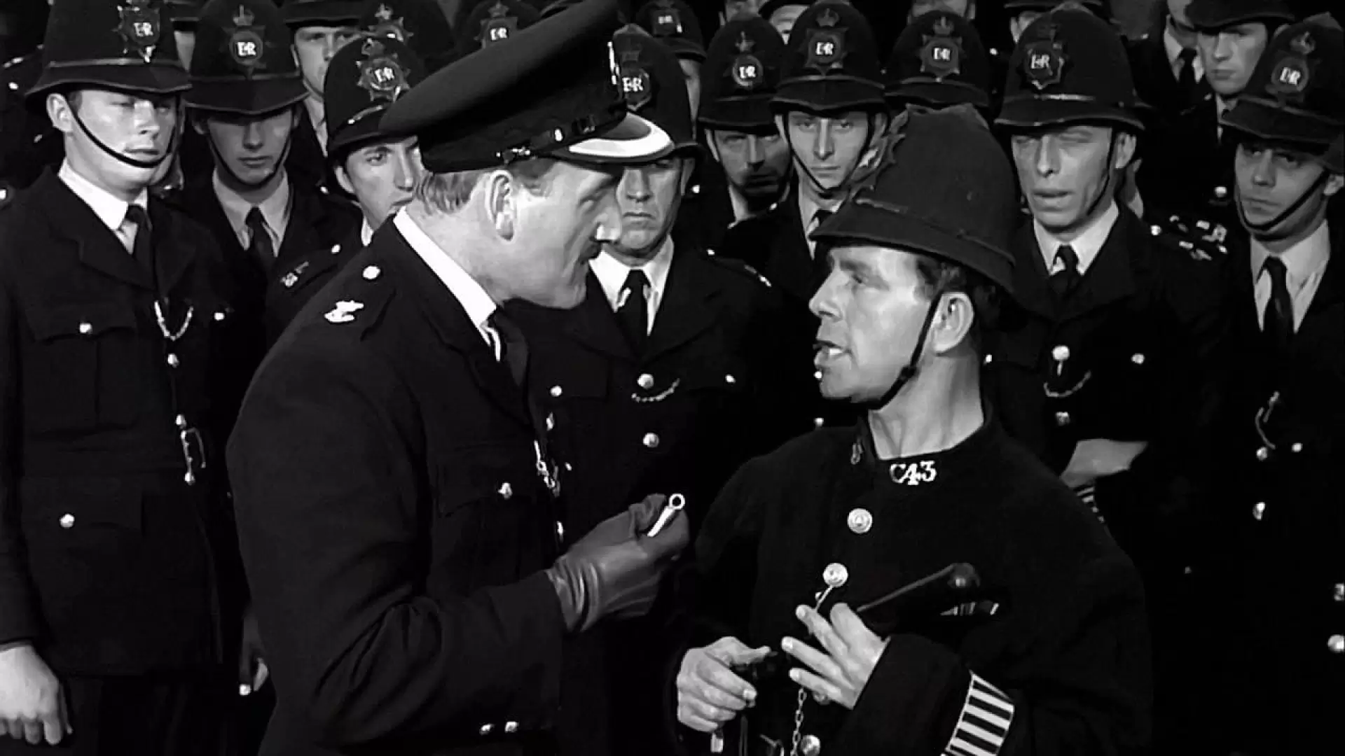 دانلود فیلم On the Beat 1962 (سربزنگاه)
