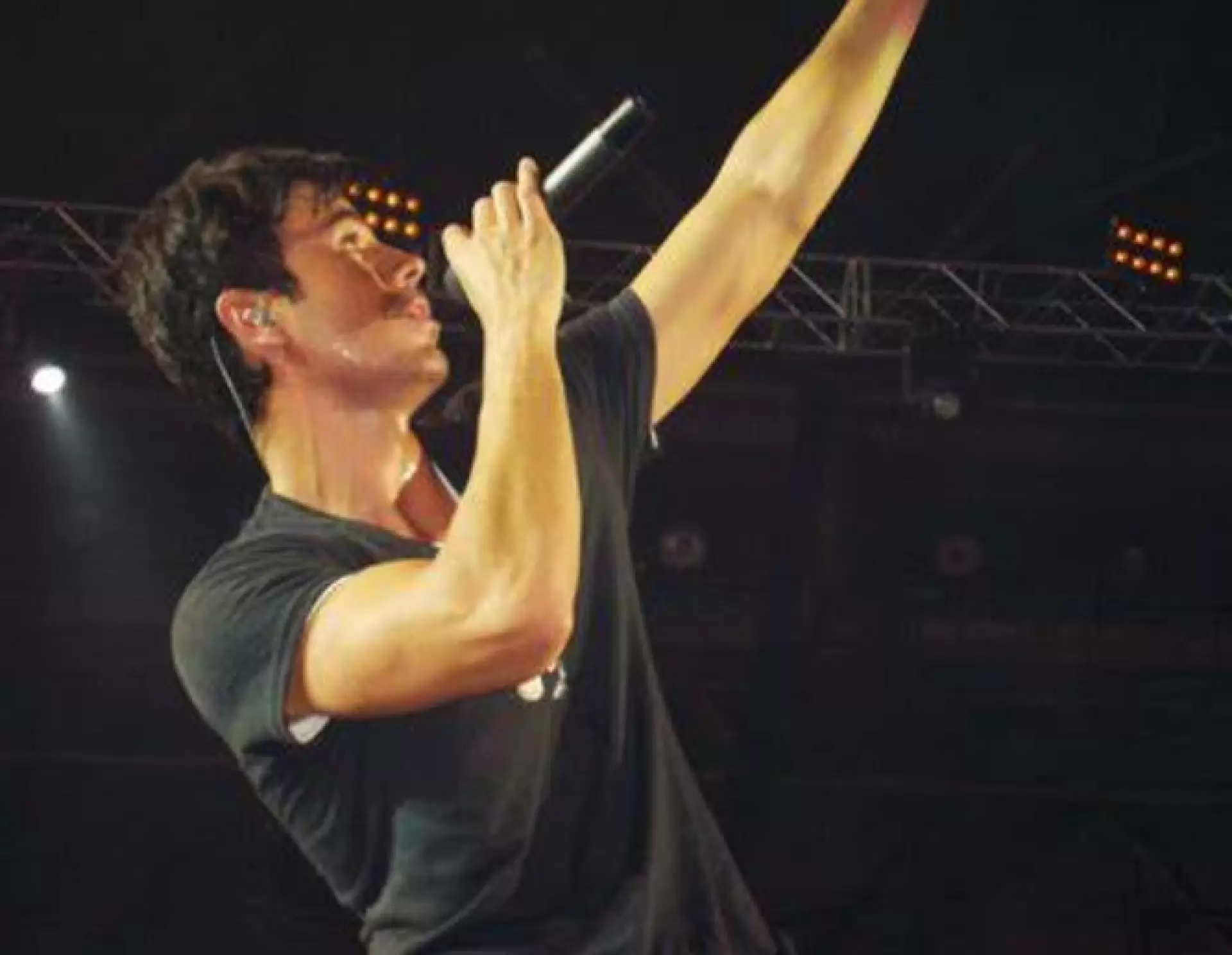 دانلود کنسرت Enrique Iglesias – Live From Odyssey Arena Belfast 2007