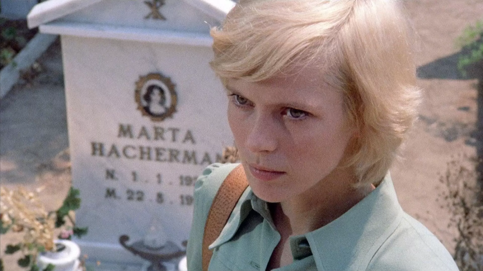 دانلود فیلم The Perfume of the Lady in Black 1974